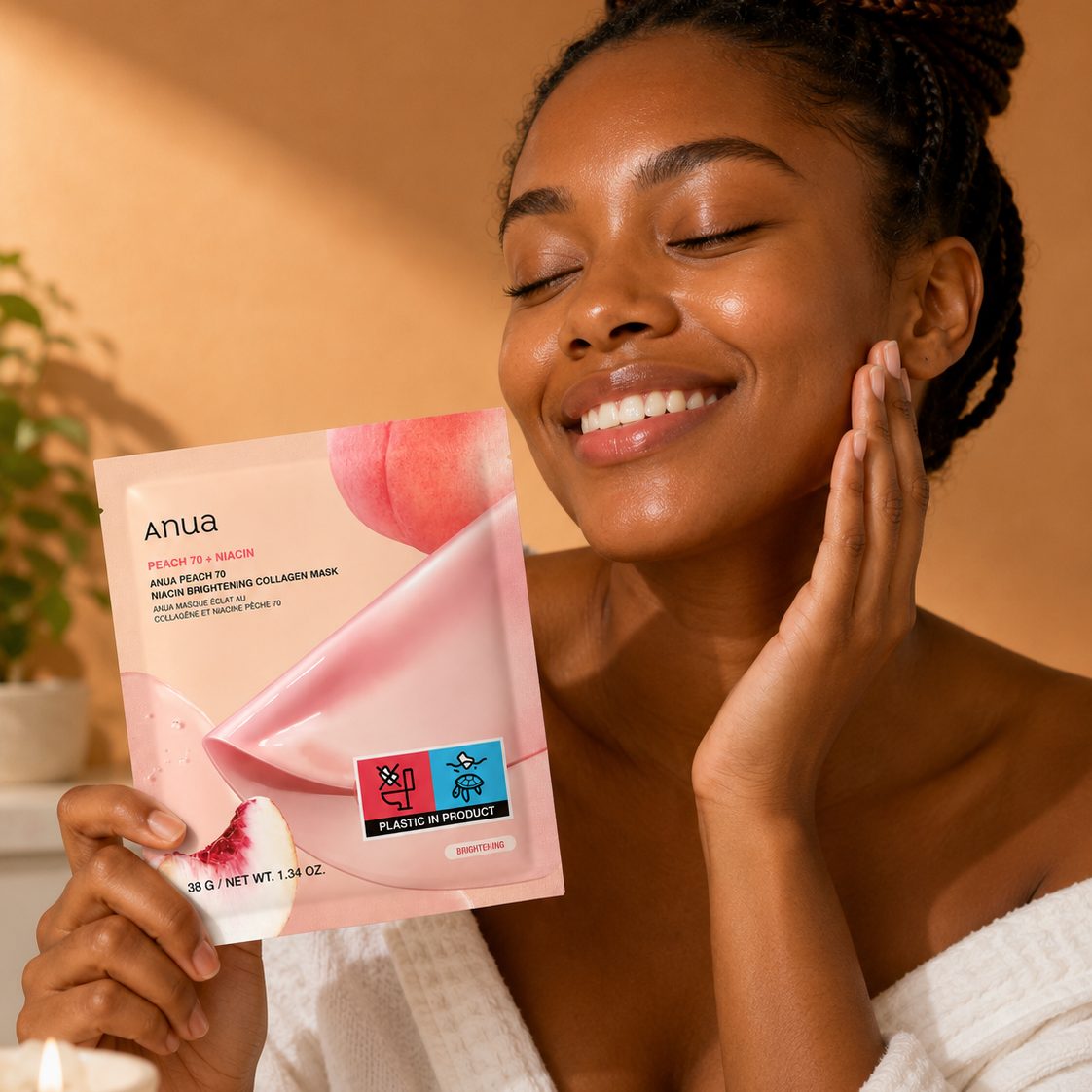 A model holding the mask sachet