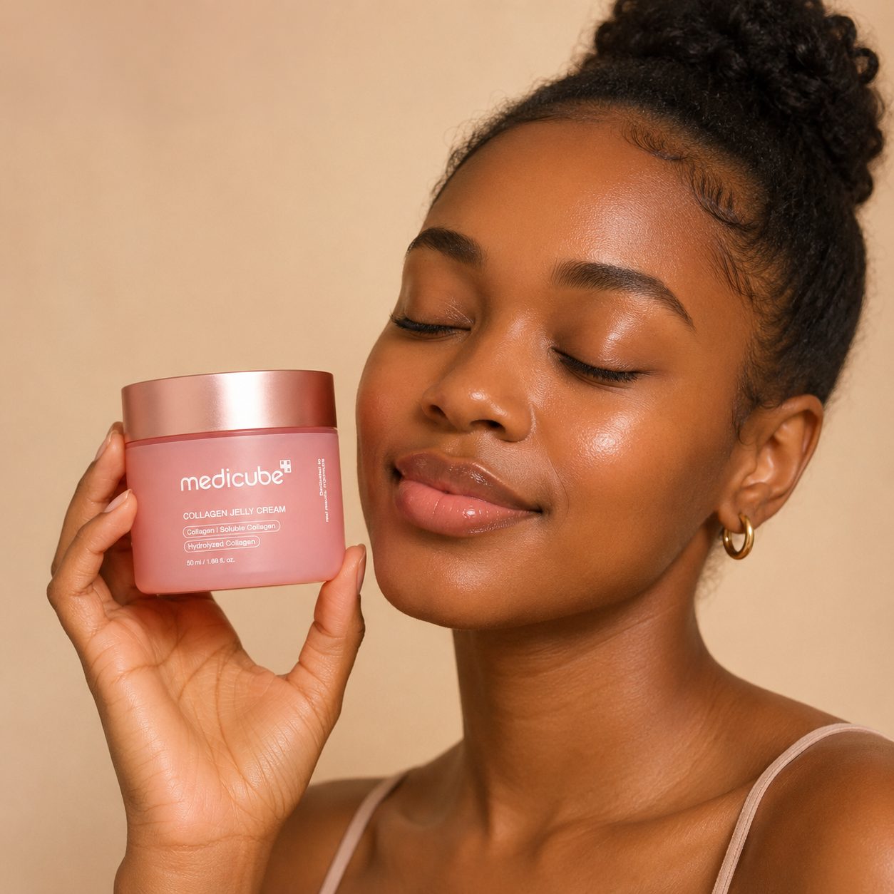 A model holding the Collagen Jelly Cream jar