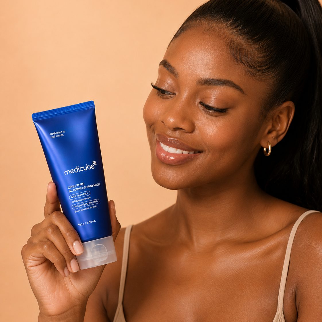 A model holding the Zero Pore Blackhead Mud Mask